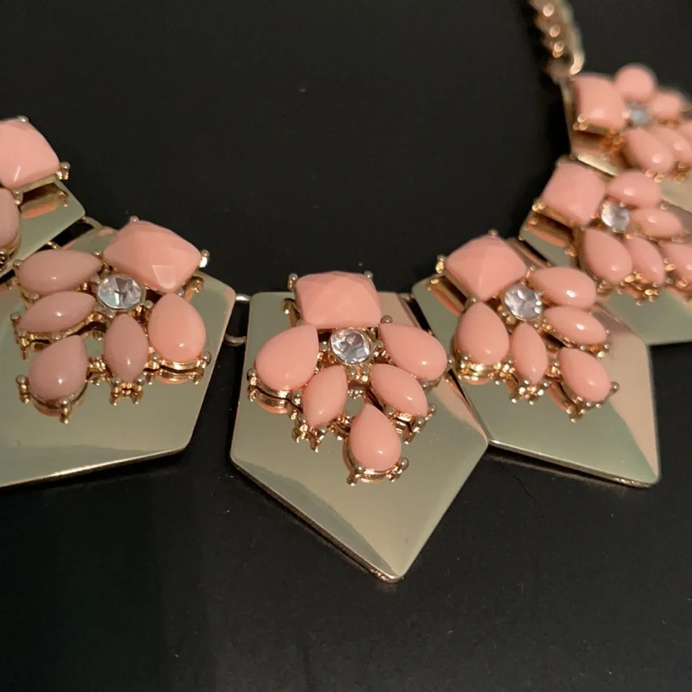 NWT Forever 21 Pink Accent Goldtone Statement Necklace - Picture 5 of 8